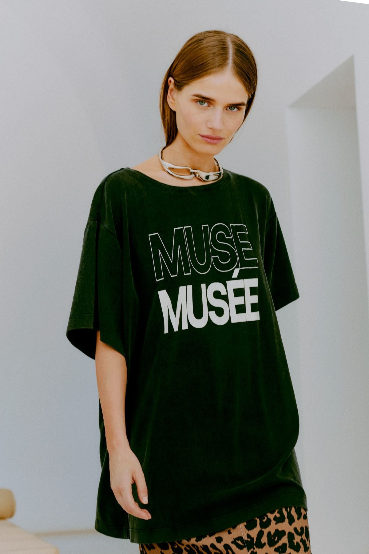 CMMUSE - LOGO TEE IN GRAU